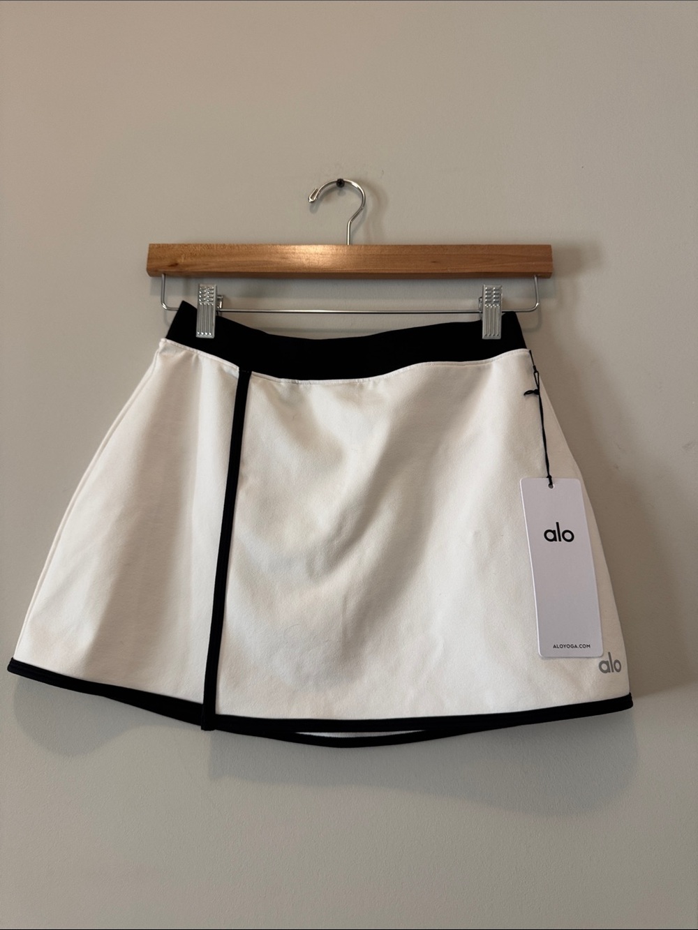 NEW WITH TAGS | ALO Yoga White Mini Skort with Black Trim